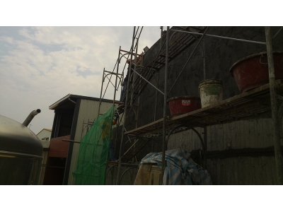 高雄自強路外牆粉刷施工中